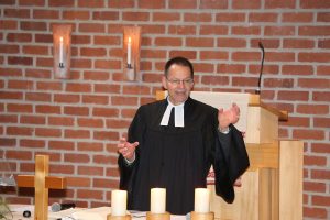 Pfarrer Dr. Peter Gabriel begrüßt alle Ehrengäste und Teilnehmer und eröffnet den Festgottesdienst